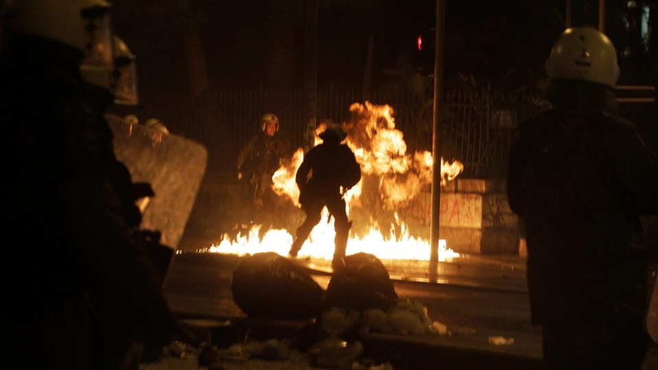 ВИДЕО: Безредици в Атина преди гласуването в Бундестага  | StandartNews.com