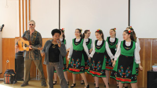 Американски дипломат пя и танцува с ученици в Кърджали 