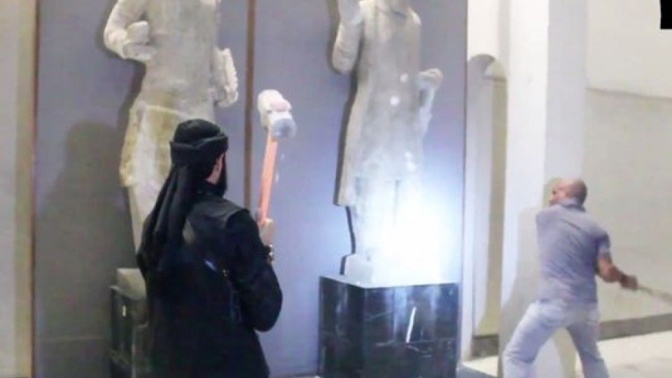 Джихадисти от ИД трошиха с чукове древни статуи (ОБЗОР) | StandartNews.com