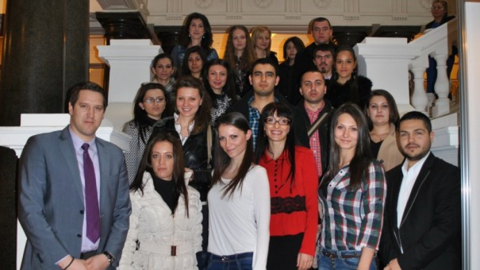 Депутат заведе студенти в парламента | StandartNews.com
