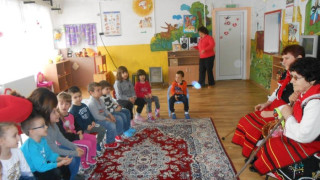 Баба Марта закичи с мартеници децата в три села