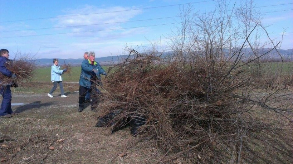 "Гербери" почистиха паметника на загиналите в Джуранлийския бой | StandartNews.com