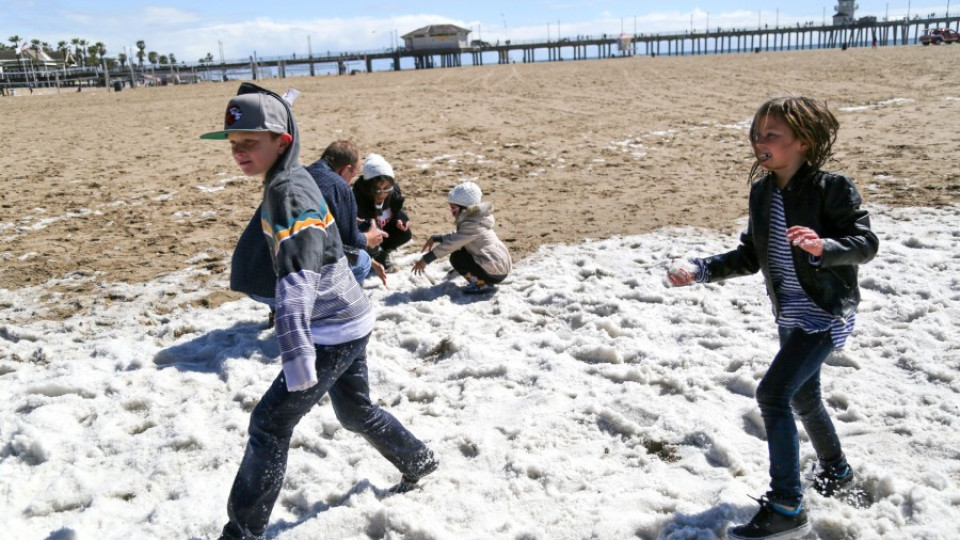 Сняг на плаж в Калифорния | StandartNews.com