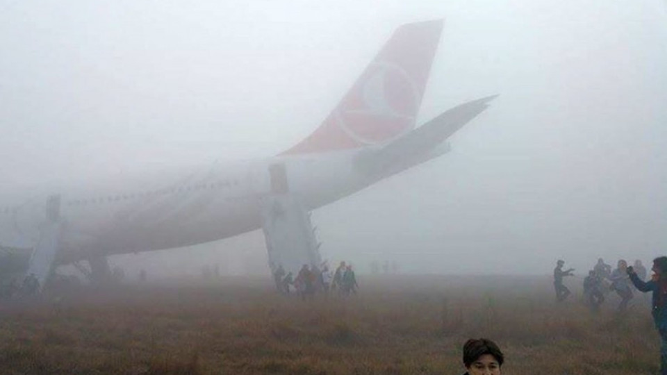 Турски самолет не уцели пистата в Непал (ВИДЕО) | StandartNews.com