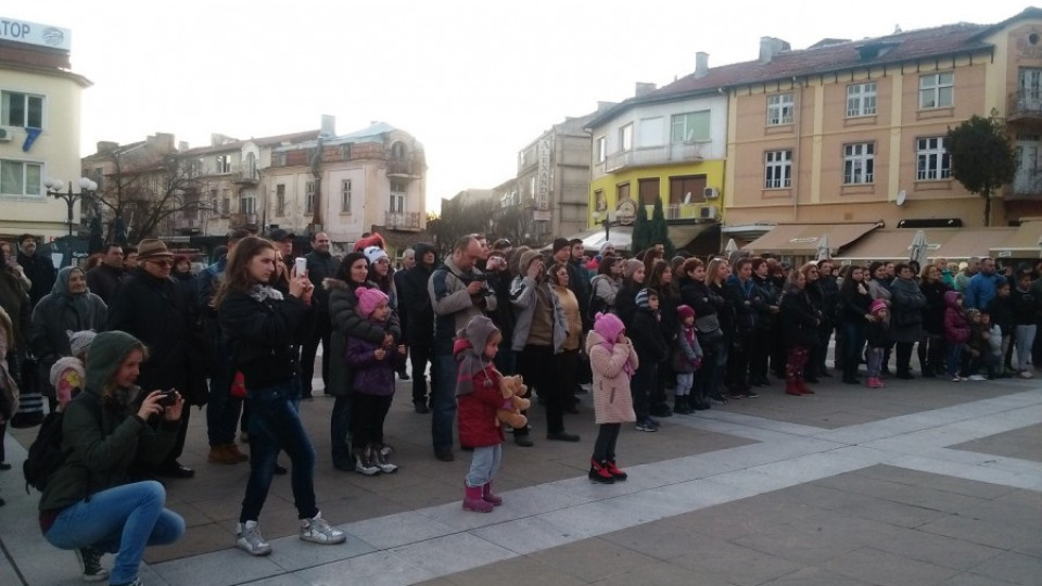 Празничен концерт събра стотици на площада в Благоевград | StandartNews.com