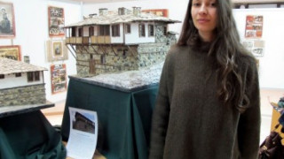 Майсторка реди нова изложба на мини възрожденски къщи