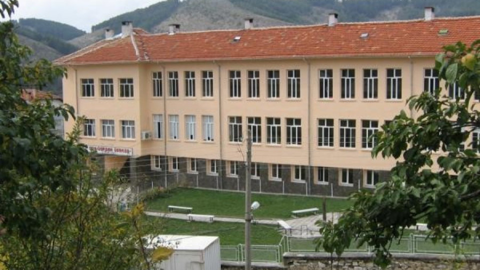Полицията гледа на камери училището в с. Рибново | StandartNews.com