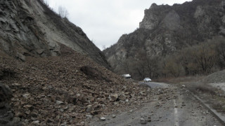 Свлачище затвори пътя край Кресна