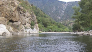 Тир на косъм да падне в река Струма