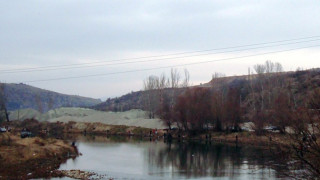 Румънец обърна тир край река Струма