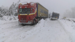 Закъсали тирове блокираха за два часа прохода Предела