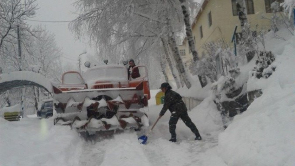 Обилният сняг затвори проходите Превала и Печинско | StandartNews.com