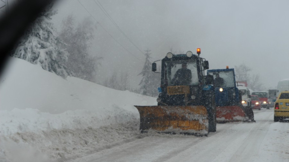 Петима чужденци блокирани в снежен ад в Родопите | StandartNews.com