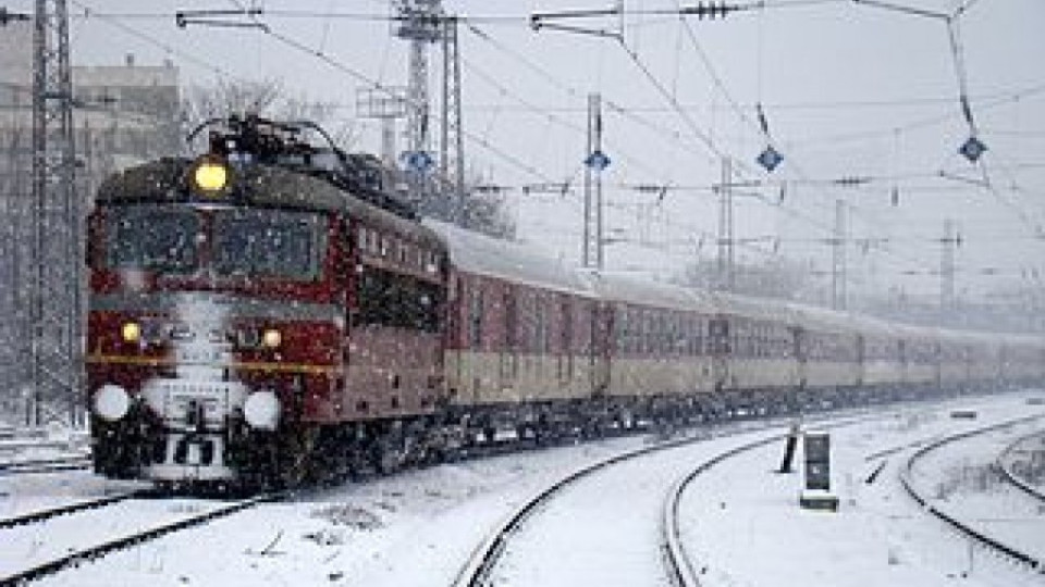Скала падна върху влак, превозват пътници | StandartNews.com