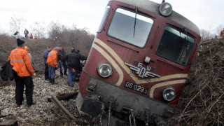 Влак се удари в скала, спряно е движението по трасето