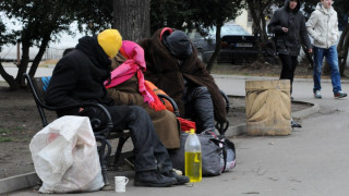 Прибират бездомниците на топло