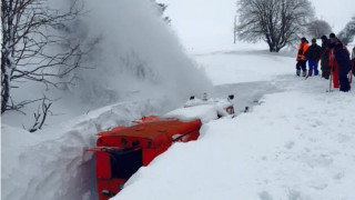 Над 120 снегорини разчистват снега в Смолян и Кърджали