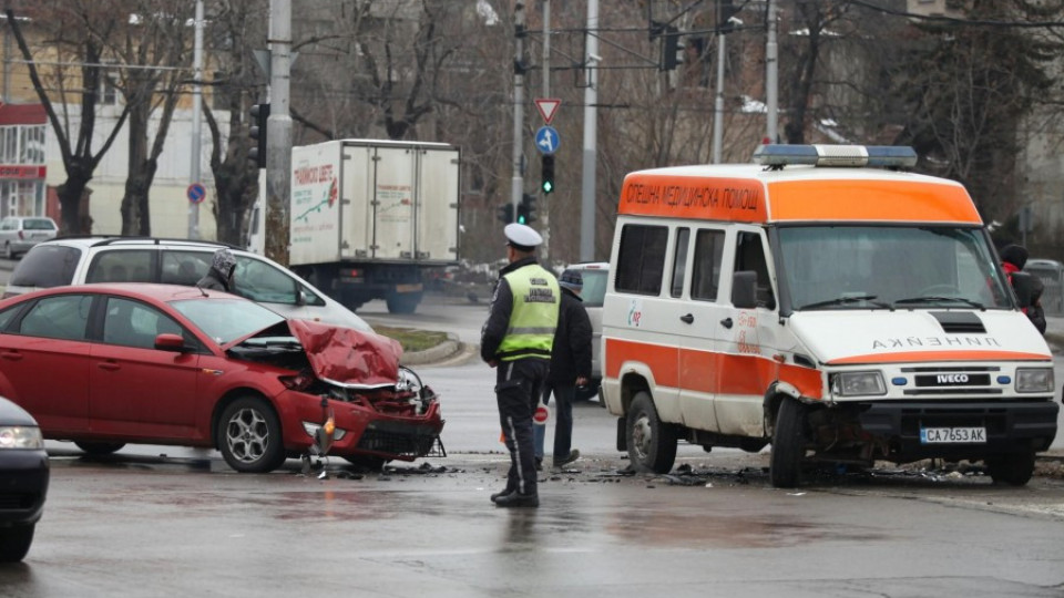 Линейката с ранения край Войнеговци катастрофира в София | StandartNews.com