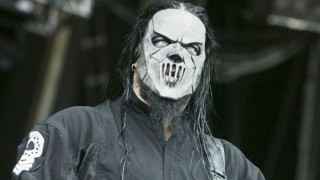Китаристът на Slipknot отнесе нож в главата от брат си 