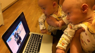 Близнаците на Цецо Соколов гледат мач на тати