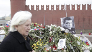 Откриха 2 пистолета до лобното място на Немцов
