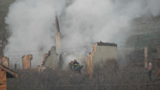 Мъж скочи от горящата си къща в Кочериново