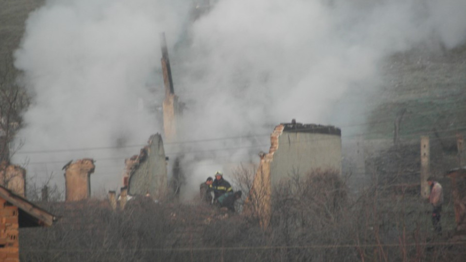 Мъж скочи от горящата си къща в Кочериново | StandartNews.com