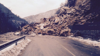 3 хил. тона скали са се срутили на пътя край Смолян
