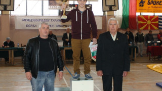 Момче от Гълъбово спечели купата на турнир по борба