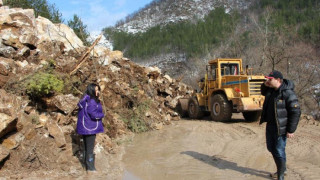 Свлачища тръгнаха, 50 000 без вода