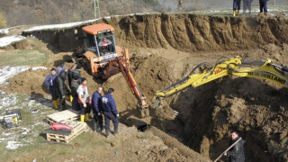Екипи на „ВиК“ с тежка механизация отстраняват аварията на магистралния водопровод