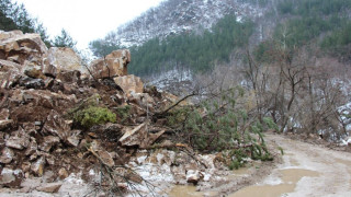 Пътят за село Безводно падна в язовир