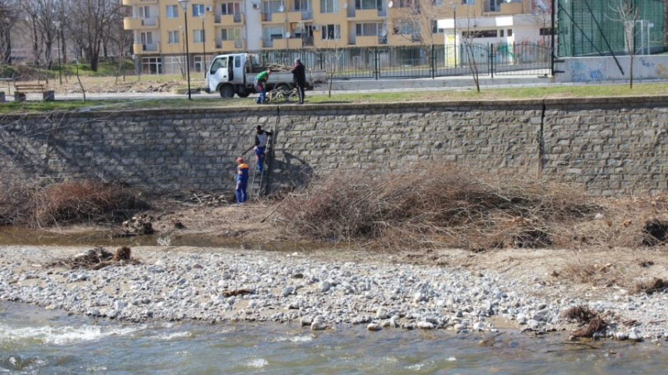Чистят повторно река в Благоевград | StandartNews.com