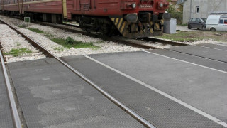 Бунт на две села „сложи” бариера на опасен жп прелез