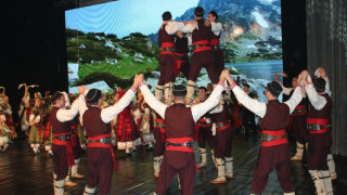 Ансамбъл „Пирин" пее за празника на Казахстан