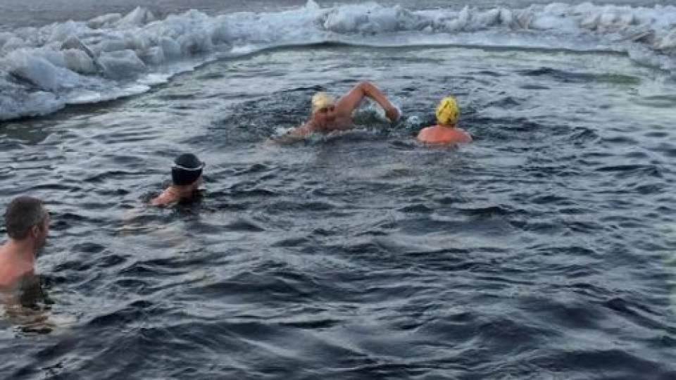 Стойчев се окъпа в леден басейн | StandartNews.com