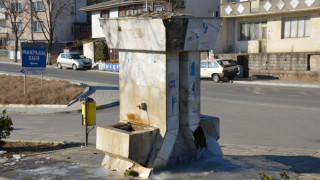 Еднометрови щъркели монтират на чешма в Симитли