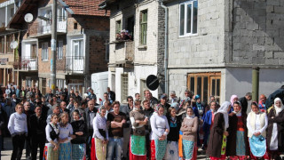 Баби гледат внуци в село Рибново