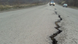 Спешно укрепват път заради Цветница