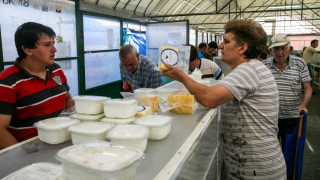Данъчни следят цистерните с мляко