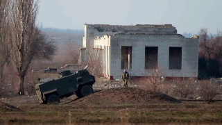 ВИДЕО: Британски танк се мъчи на хълмче в Украйна