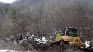 Пробиха временен 400-метров горски път за село Безводно