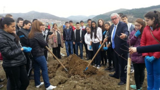 Кметът на Момчилград и ученици засадиха сто фиданки червен дъб