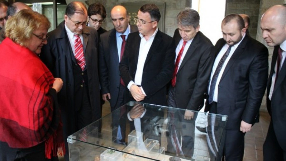 Дипломати от Турция посетиха Елмалъ баба текке и музея в Кърджали | StandartNews.com