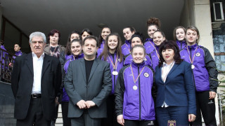 Златен медал подариха на кмета великотърновските хандбалистки