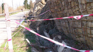 50-метрово свлачище застрашава главен път