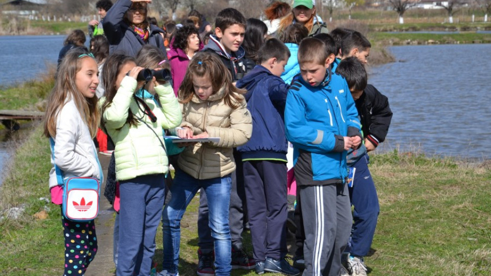 Ученици с бинокли гледаха птици край река Струма | StandartNews.com