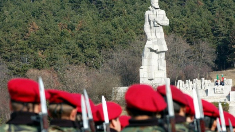 Свлачище поглъща паметника на Ботев | StandartNews.com