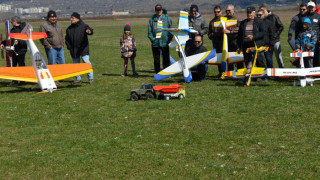 Авиомоделисти дадоха старт  на новия сезон край Казанлък