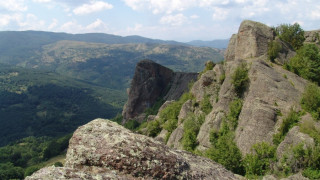 Иманяри ровят за злато Коматинските скали